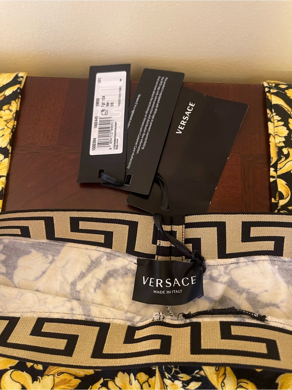 Girls size 12 new Versace Black & Yellow Baroque Print Leggings - Picture 3 of 4